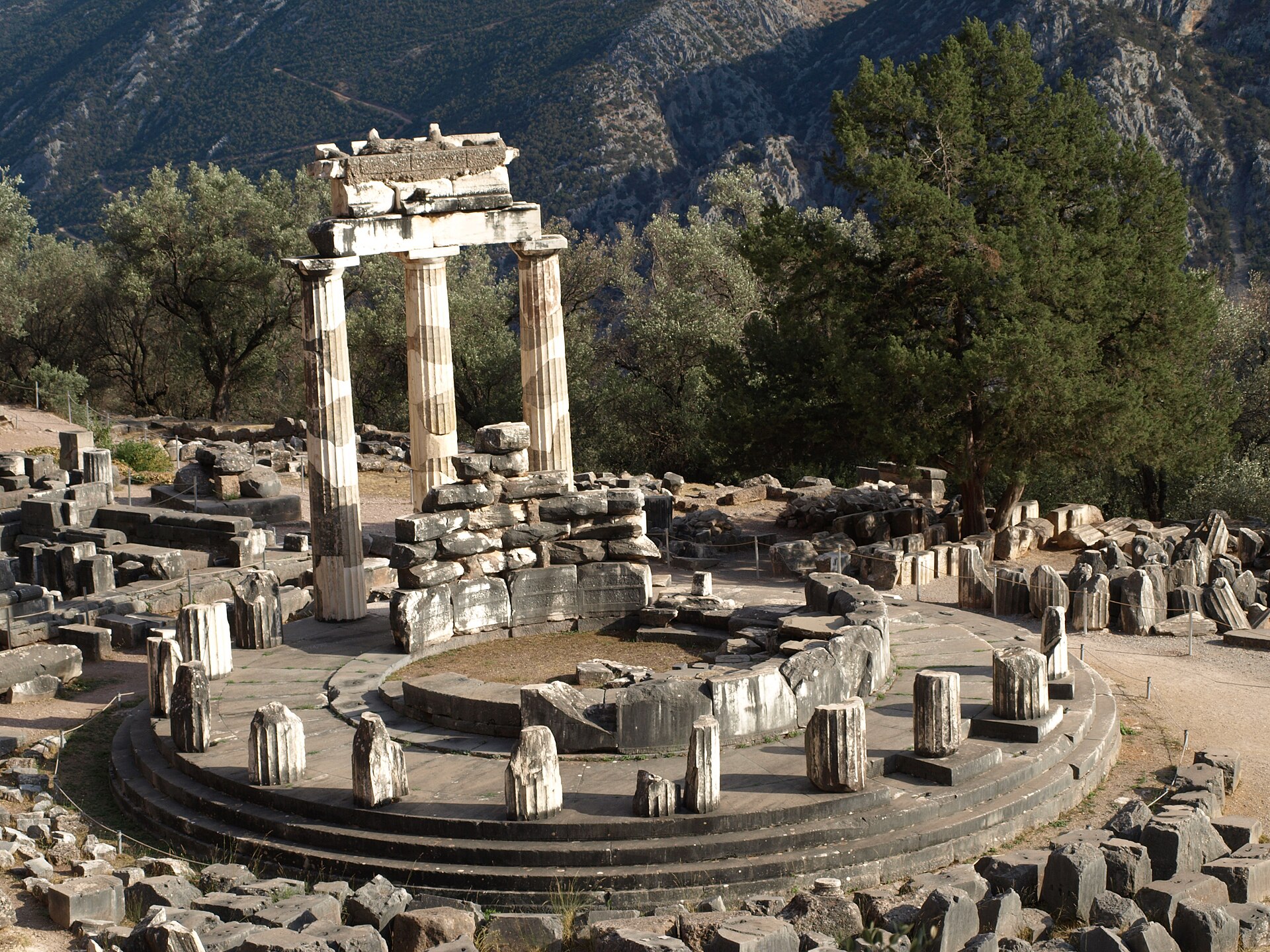 La tholos du sanctuaire d'Athéna Pronaia, à Delphes, sur les pentes du mont Parnasse