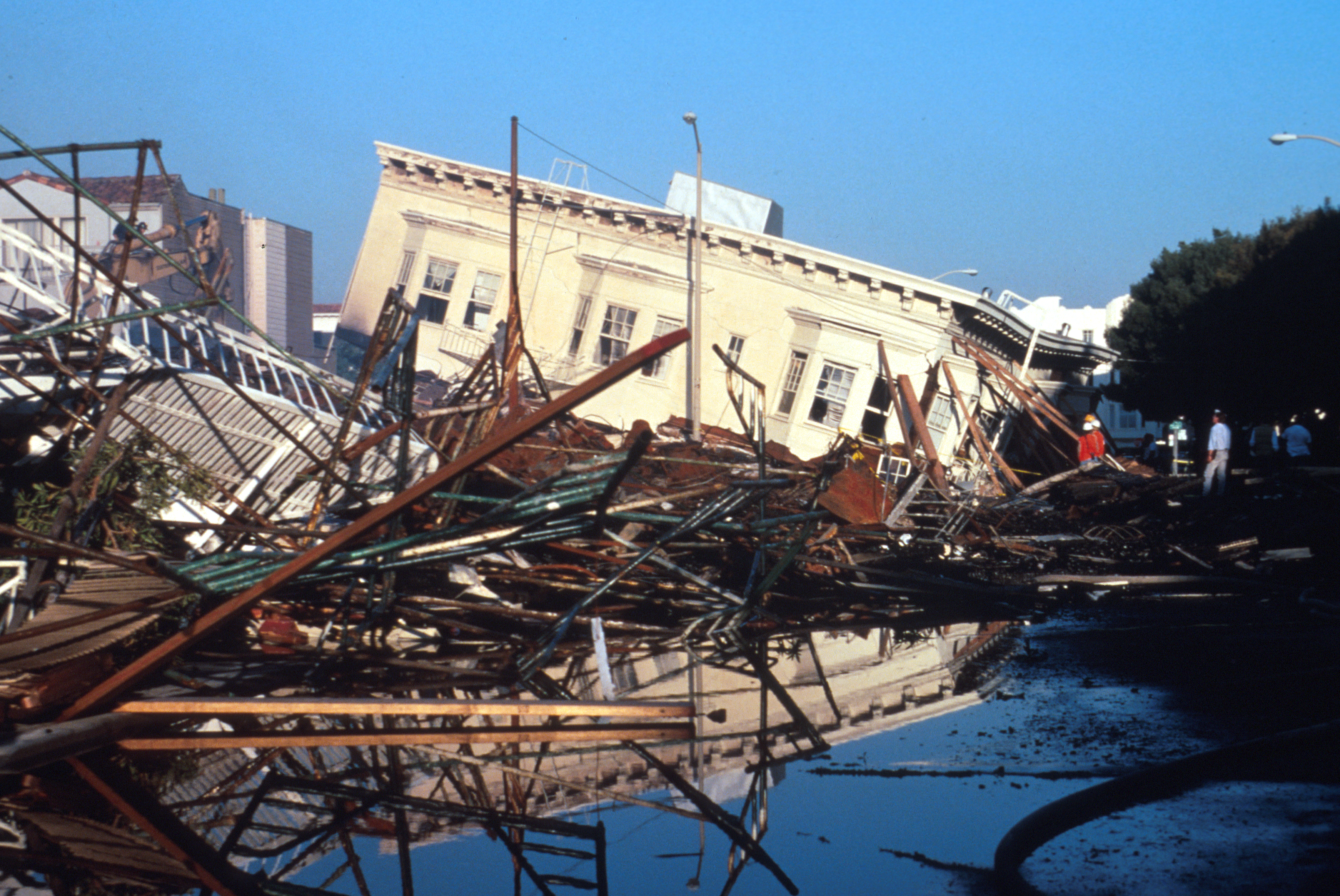 Un immeuble effondré dans le quartier Marina, en 1989