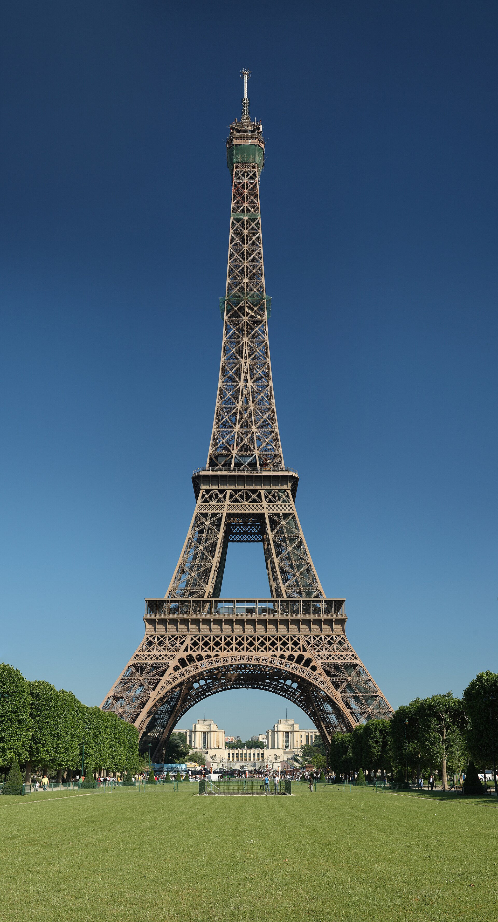 La tour Eiffel, vue du Champ-de-Mars