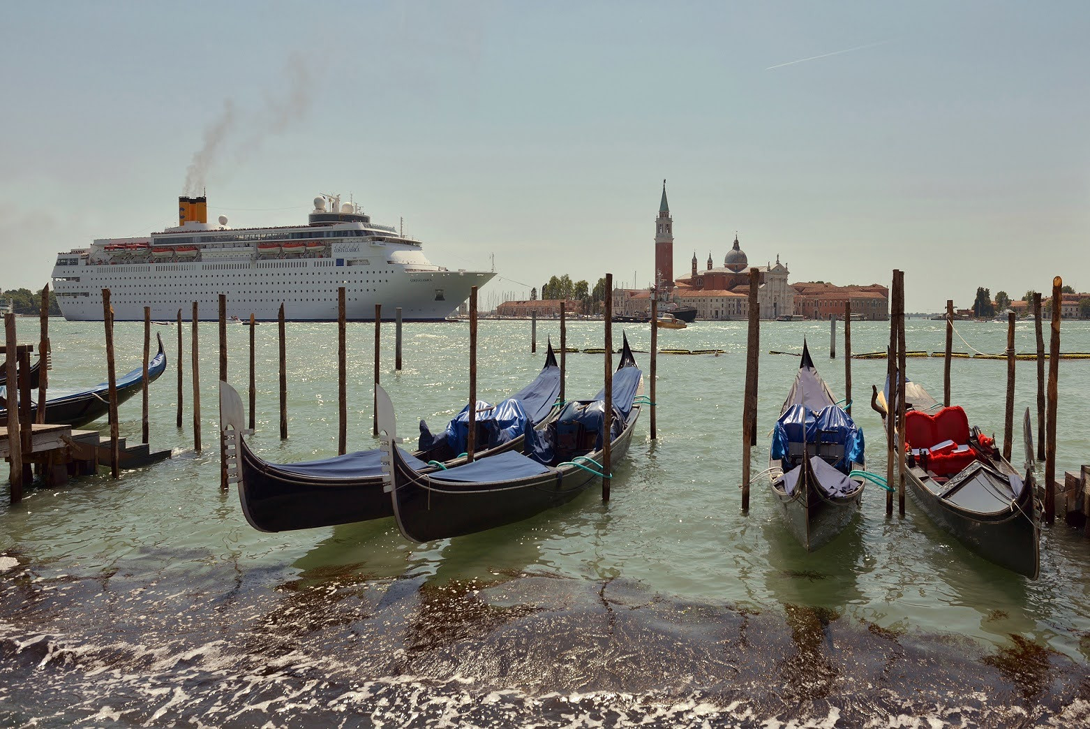 Un paquebot de croisière devant le bassin de Saint-Marc, à Venise