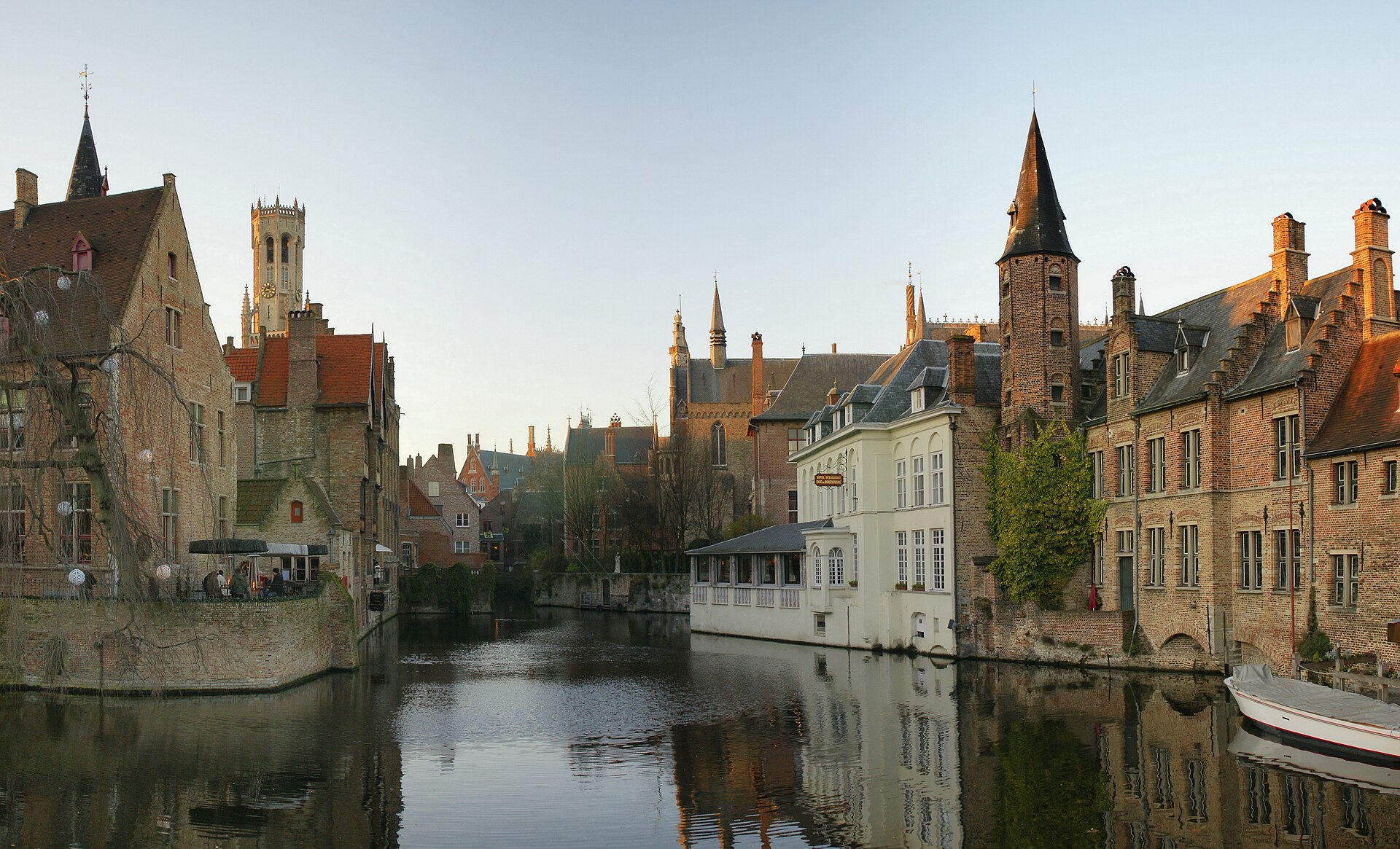 Le beffroi de Bruges vu du quai du Rosaire