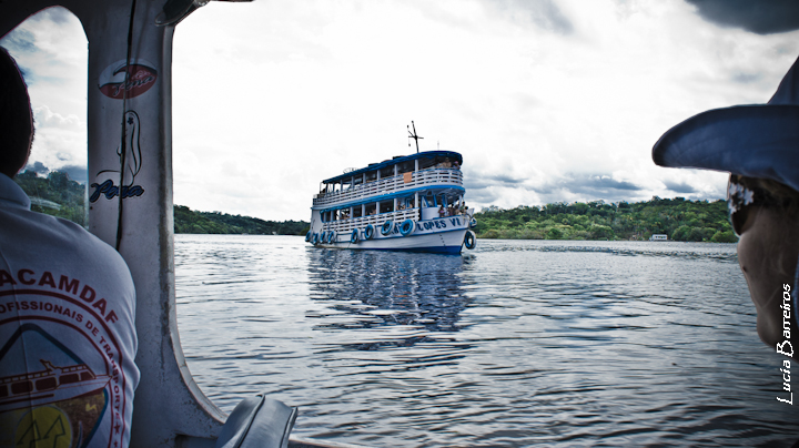 Un bateau arrivant sur l'Amazone, à Manaus