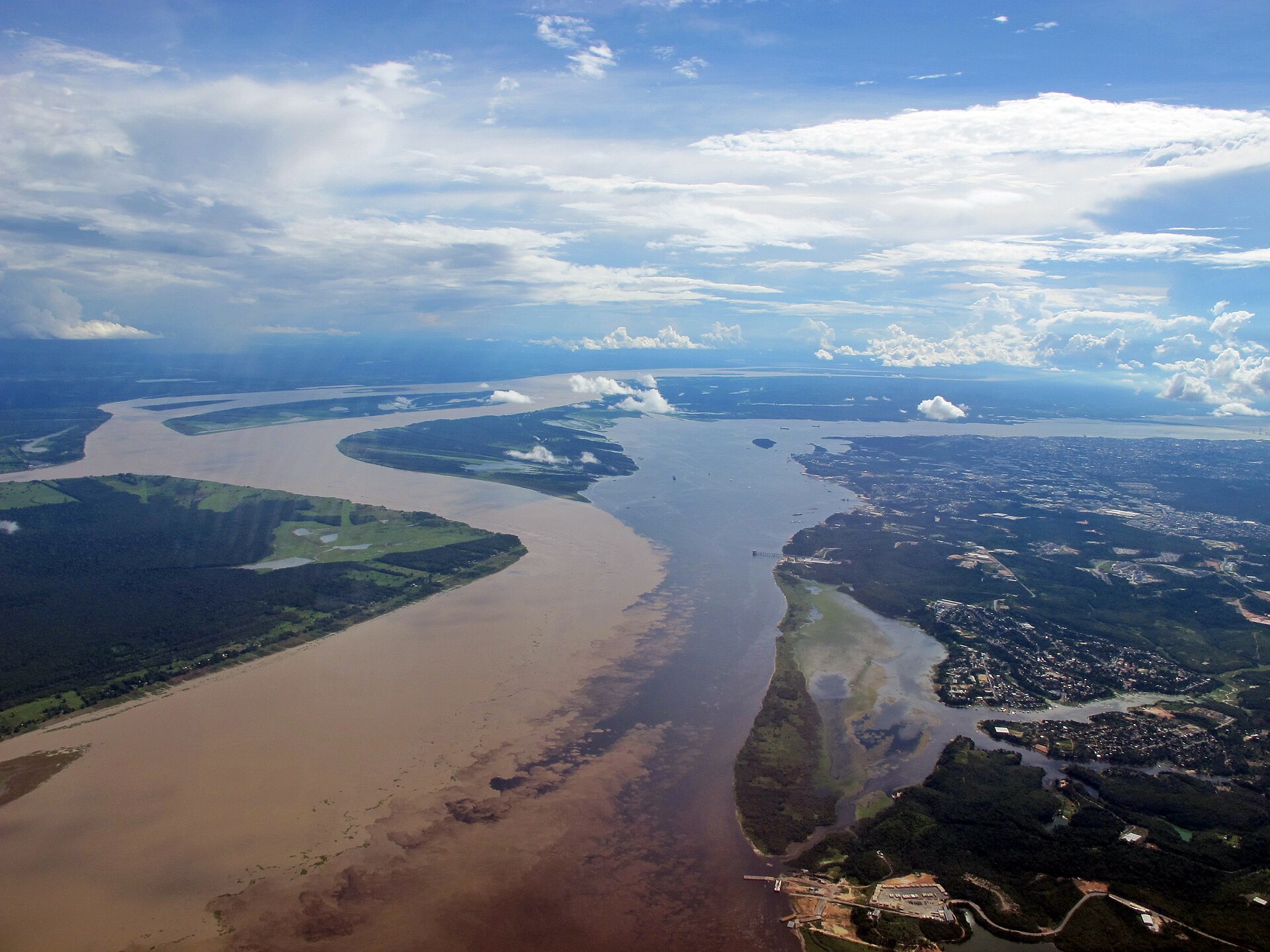 La rencontre des eaux du Rio Negro et du Solimões, près de Manaus