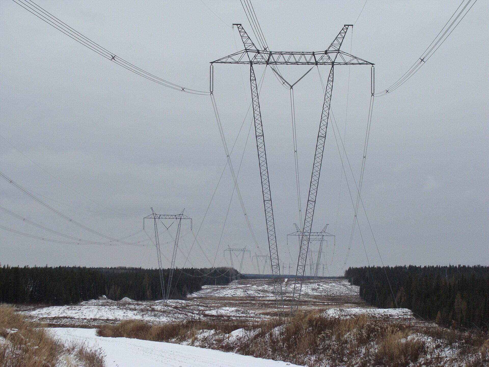 Des pylônes à haute tension près de Chapais