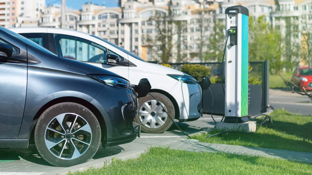 Deux véhicules électriques en recharge en ville