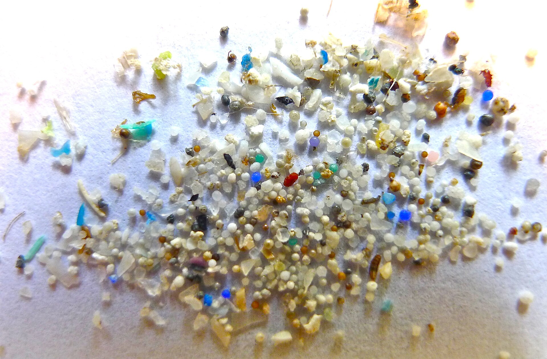 Des microbilles de plastique tenues dans une main
