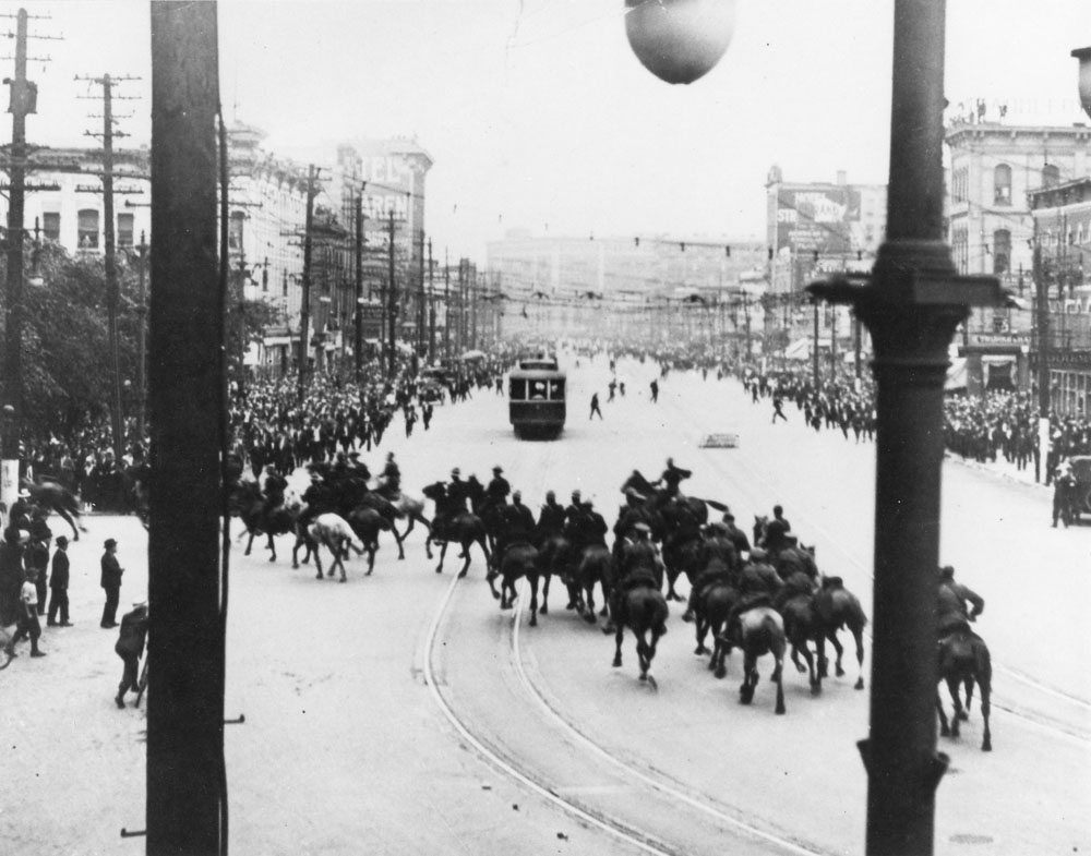 La police montée intervient pendant la grève générale de Winnipeg, en 1919