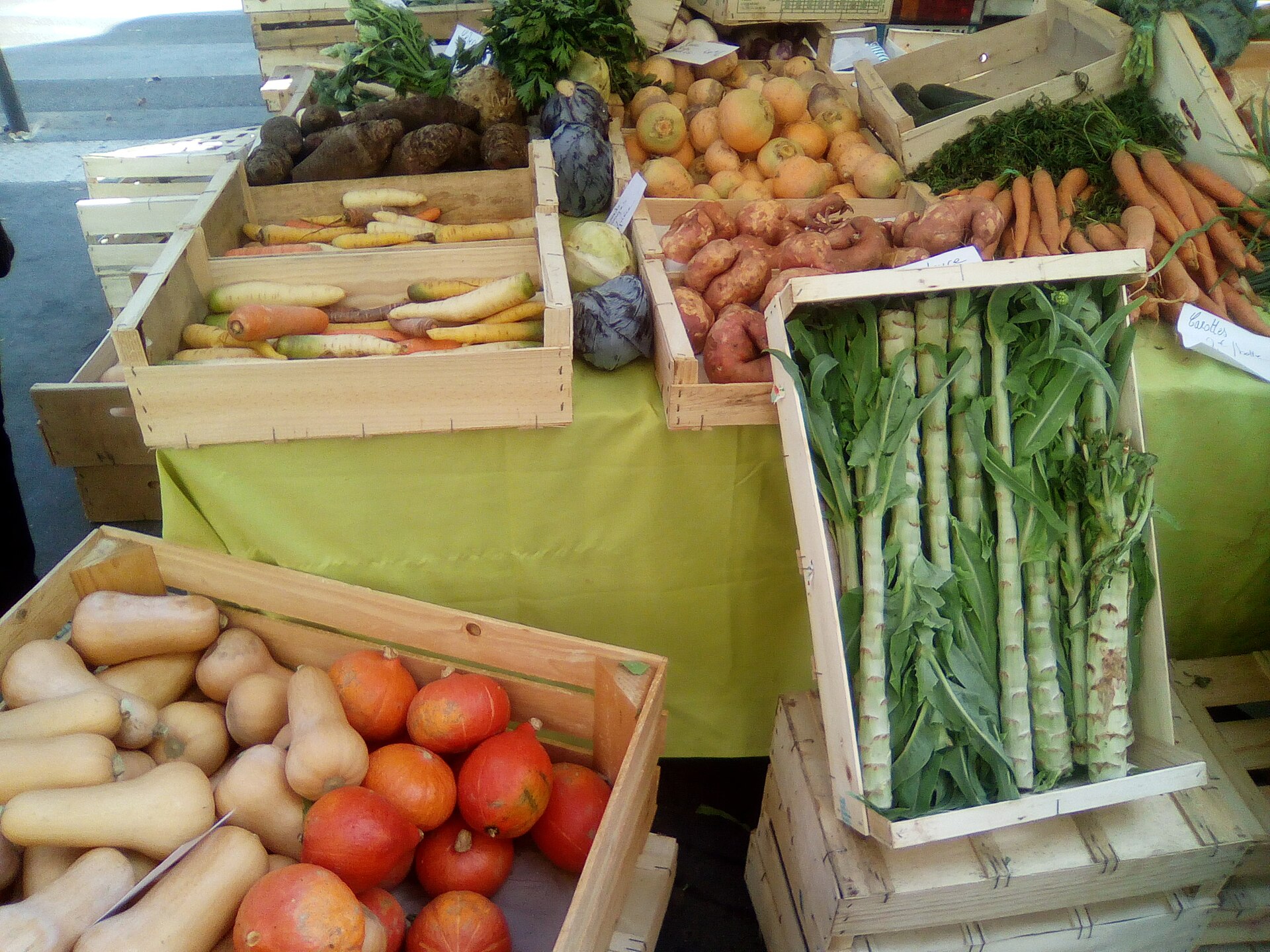 Un marché public maraîcher, ici boulevard de Reuilly à Paris