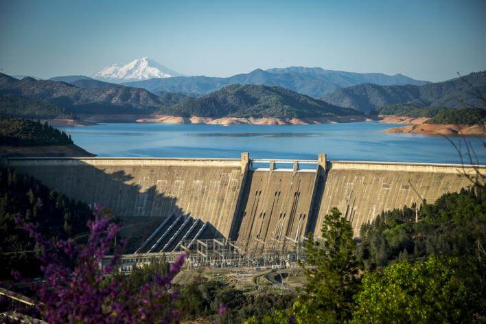 Le barrage Shasta, sur le fleuve Sacramento