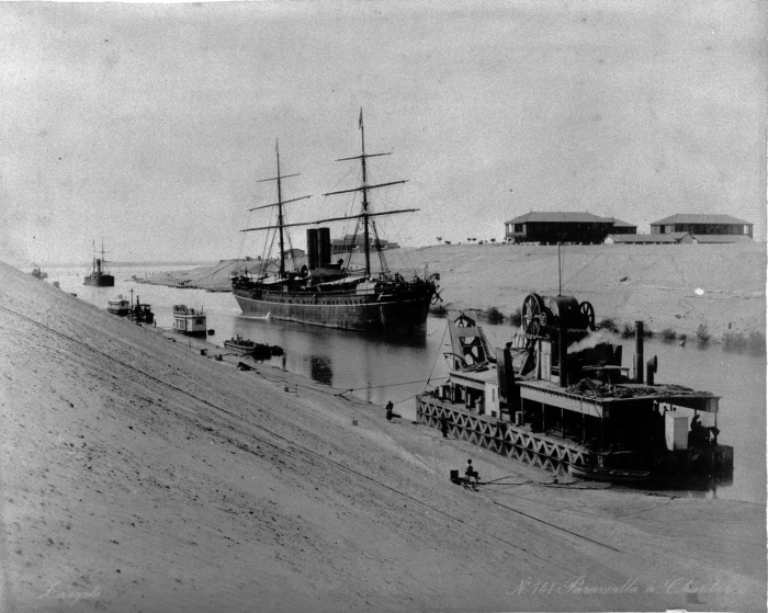 Une drague et des navires dans le canal de Suez