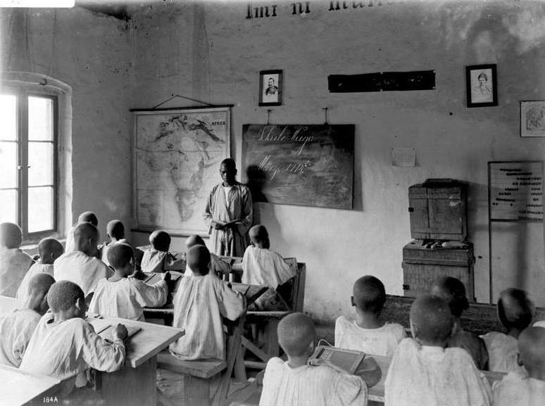 Une salle de classe à Wuga, en Afrique orientale allemande