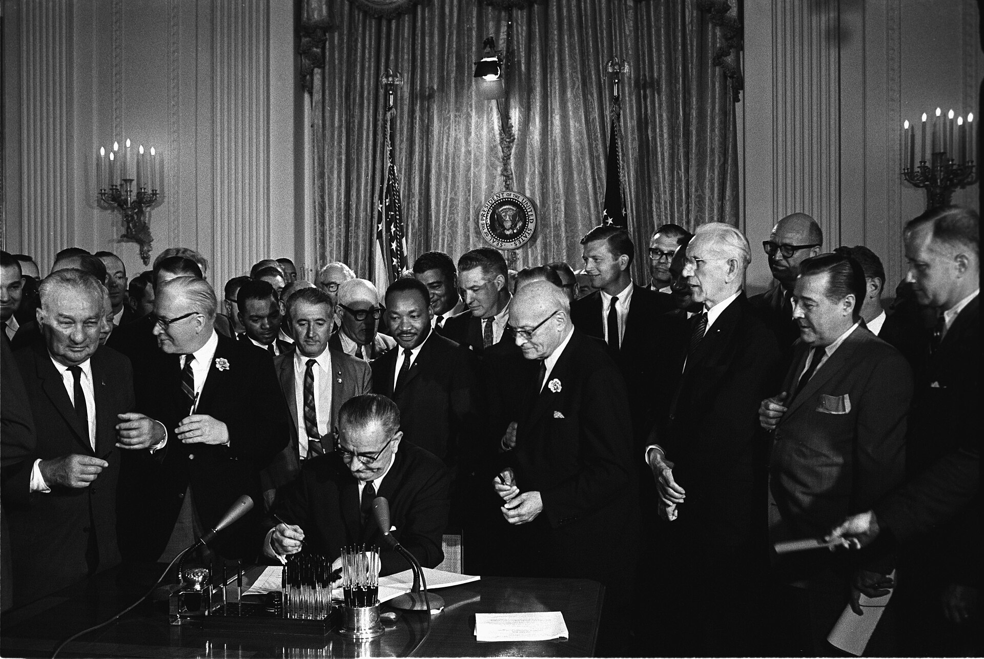 Le président Lyndon Johnson signe le Civil Rights Act, le 2 juillet 1964