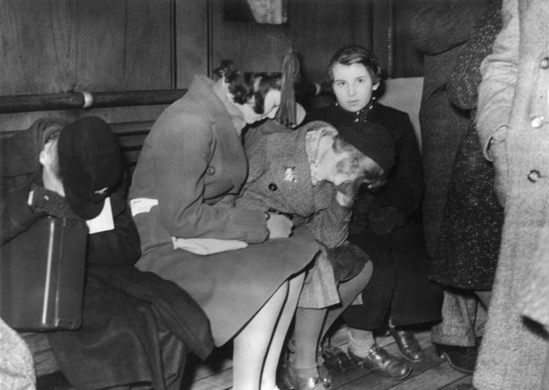 Les premiers enfants du Kindertransport arrivent à Harwich, en Angleterre, en 1938