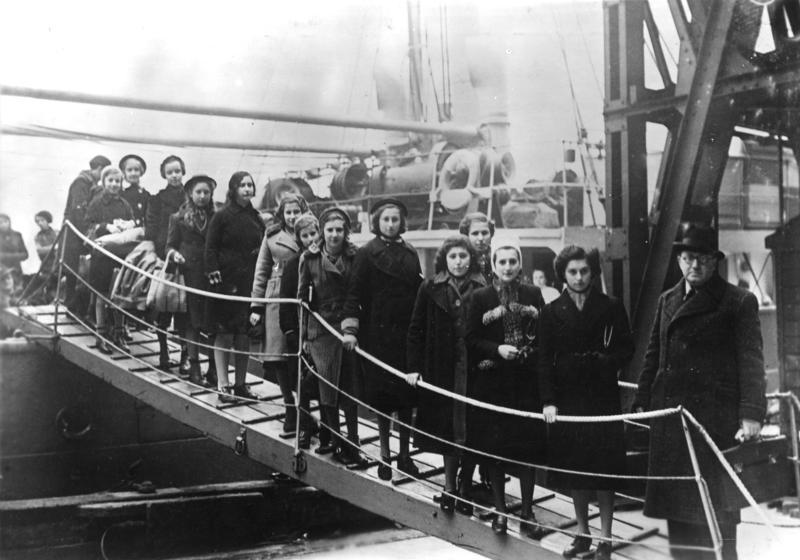 Des enfants de familles juives polonaises débarquent à Londres, en février 1939