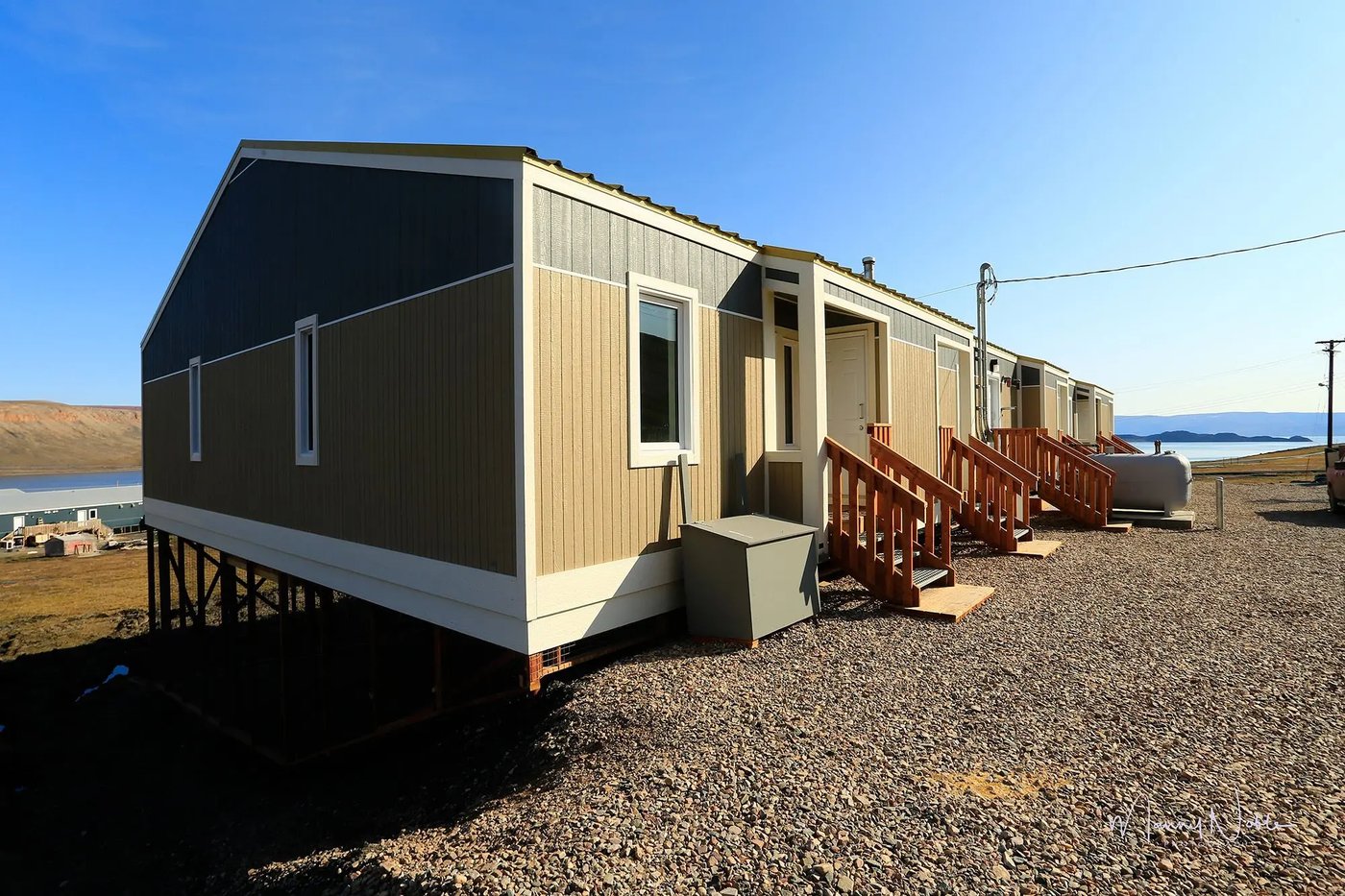 Une maison sur pilotis d'acier, au Nunavut