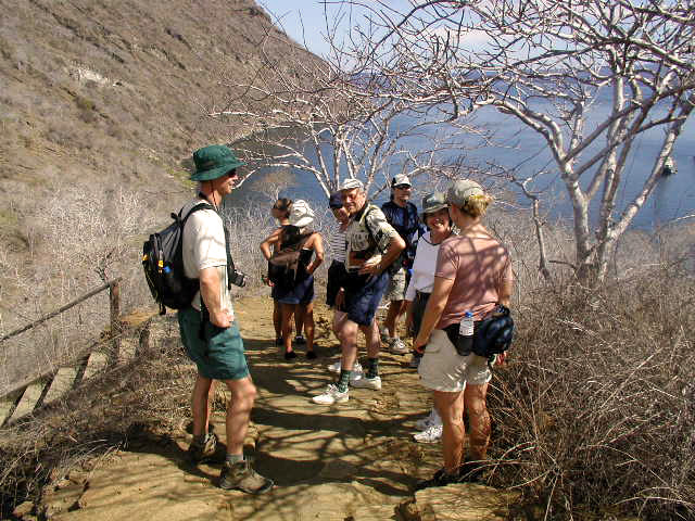 Des visiteurs gravissent le sentier aménagé de Tagus Cove